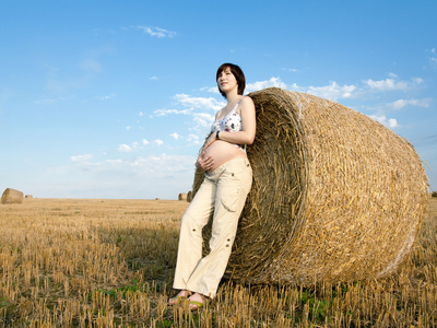 怀孕的女人住在棉包上外地附近