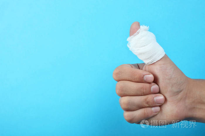 缠着绷带的拇指医疗援助