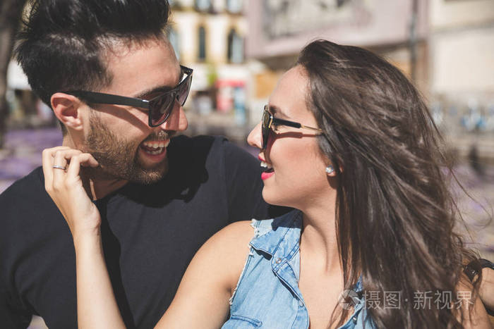 幸福的女人看着她的男朋友抚摸他的脸