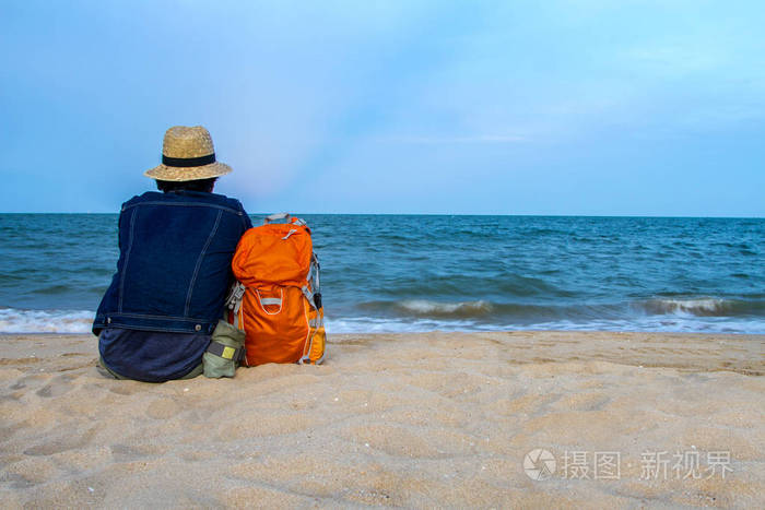 男人度假与热带的海滩和大海的漂亮的日落