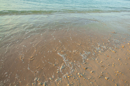 泰国日落前沙滩上的海浪