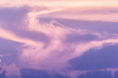 梦幻云彩梦幻般的粉红色天空与云彩照片