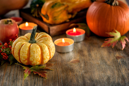 秋天的表设置 pumpkings 和蜡烛，秋天家居装饰