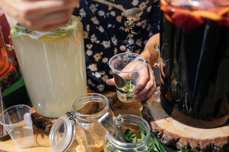 调酒师做鸡尾酒喝鸡尾酒