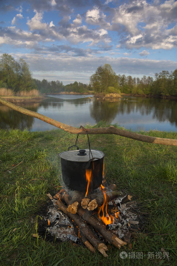 黑色锅和点着篝火