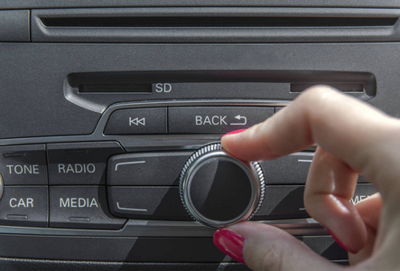 汽车收音机立体声面板和现代仪表板电气设备