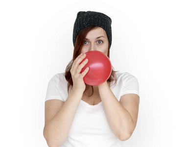 小女孩吹气球吹气球吹气球的金发女人女孩吹气棉球进入中指已提到的人