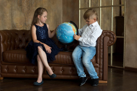 一个男孩和一个女孩在教室里，在学校里，看看世界各地