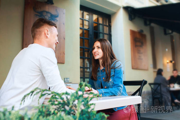男人和女人约会在咖啡馆里.幸福的夫妇在放暑假在户外咖啡馆里喝咖啡