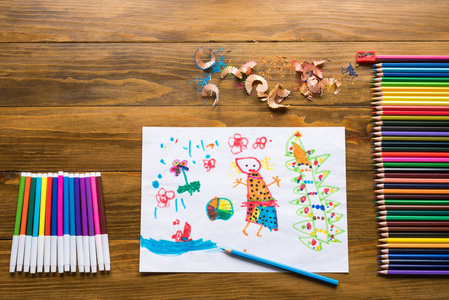 蜡笔 毡尖笔和绘图的孩子