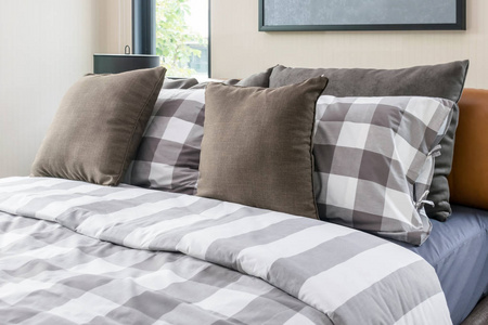 床和棕色枕头在现代卧室图片