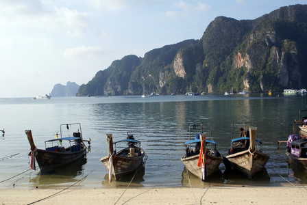 小船，小艇 boat的名词复数 