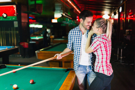 夫妻在一起打台球在酒吧