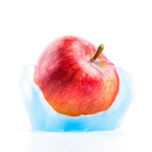 冻结在冰里的红苹果