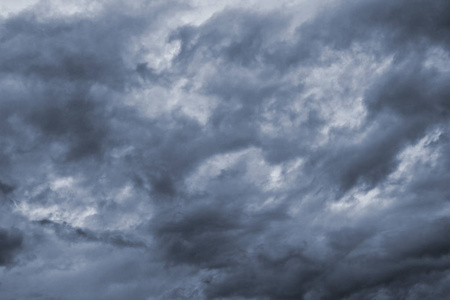 暴风雨的乌云与黑暗的天空照片