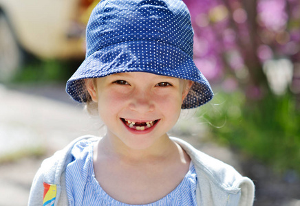 c3d 渲染, 宠坏的孩子, 可爱的婴儿脸图标, 张开嘴, 显示舌头, 兴奋