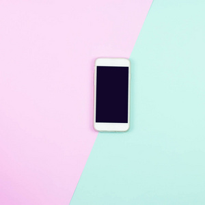 粉色和蓝色的背景上的空白智能手机