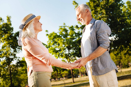 高兴的夫妇站在对面彼此照片