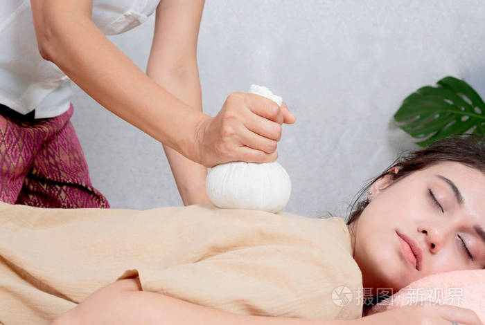 亚洲女人得到泰国草药热敷按摩水疗中心