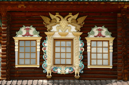 俄罗斯雕刻的木框美化木料半灰泥房子的外观