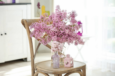 美丽的淡紫色花朵，在椅子上