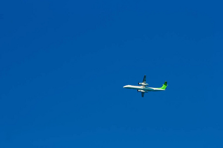 客运飞机在天空中