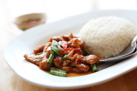 水稻对木材的背景下，泰国佛与泰国咖喱炸的猪排
