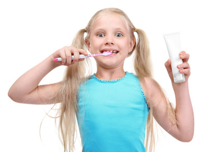 清洁牙齿在白色背景上的可爱小女孩