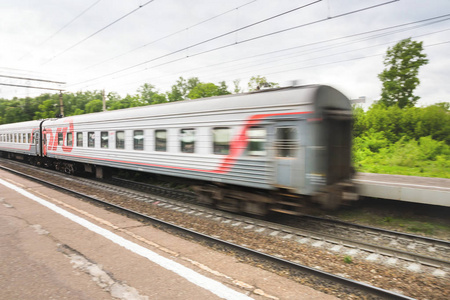 行进中的客运列车。俄罗斯铁路