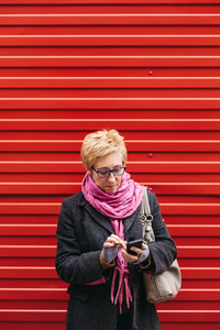 成年女性与街上的智能手机