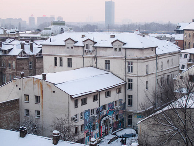 雪覆盖的房子里