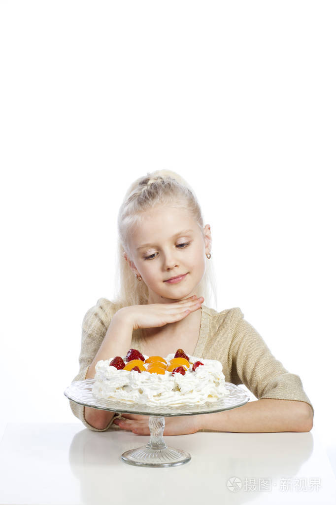 女孩吃蛋糕