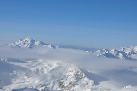 在雪中的山峰