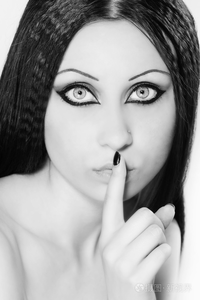 美丽的女人沉默的手势