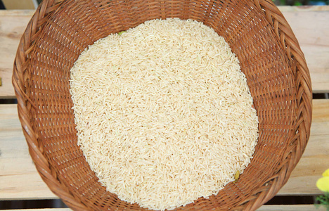白米饭在竹编织篮子图片