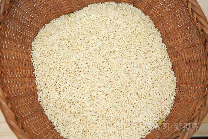 白米饭在竹编织篮子