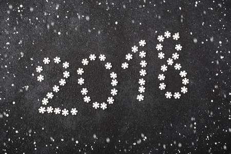 新的一年的雪花，糖果，糖果，肉桂，球数 2018 年的背景