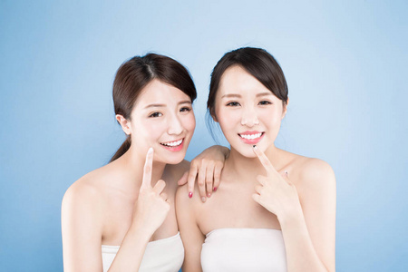 爱美女性拥有健康的牙齿照片