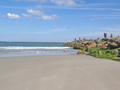 海滩，海滨 岸上的沙子和卵石