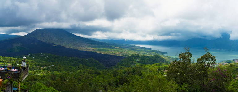 巴图尔湖和火山附近金塔马尼村庄，印度尼西亚巴厘岛全景视图