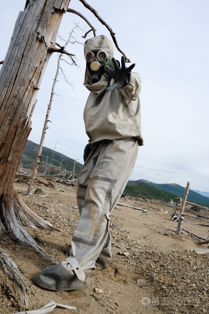 戴防毒面具的人