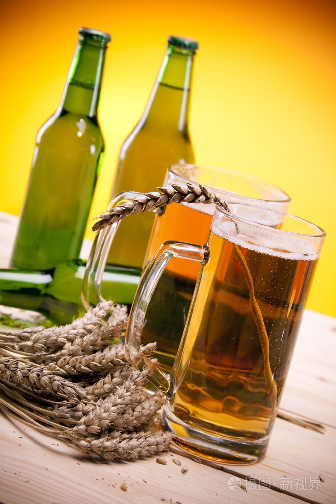 木制桌子上的冰镇啤酒