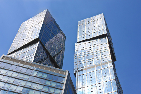 新的摩天大楼商务中心攀岩清洁窗户