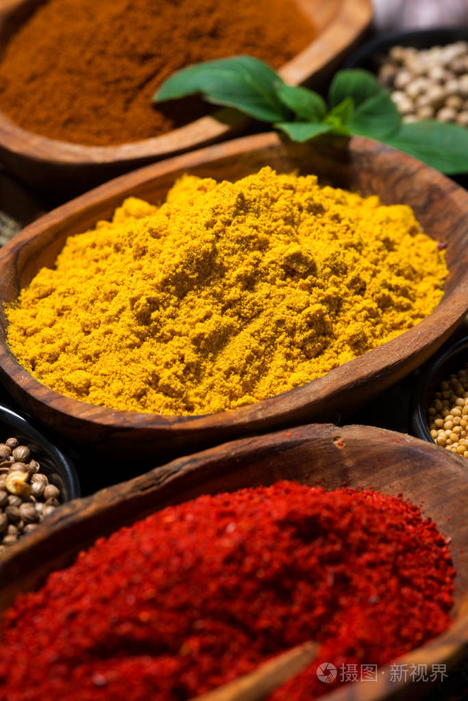 各种各样的香料和香草选择性焦点特写