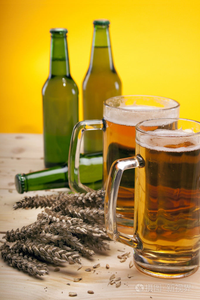 木制桌子上的冰镇啤酒照片-正版商用图片01exi9-摄图新视界