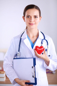 年轻的女医生抱着一颗红色的心