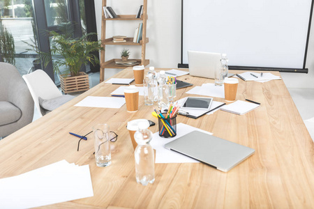 在办公室的空业务工作场所照片