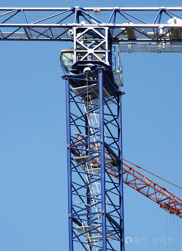 建筑工地的钢吊车