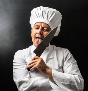 疯狂厨师疯狂厨师舔一把刀照片