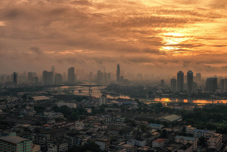 在早上的曼谷市容和湄南河视图